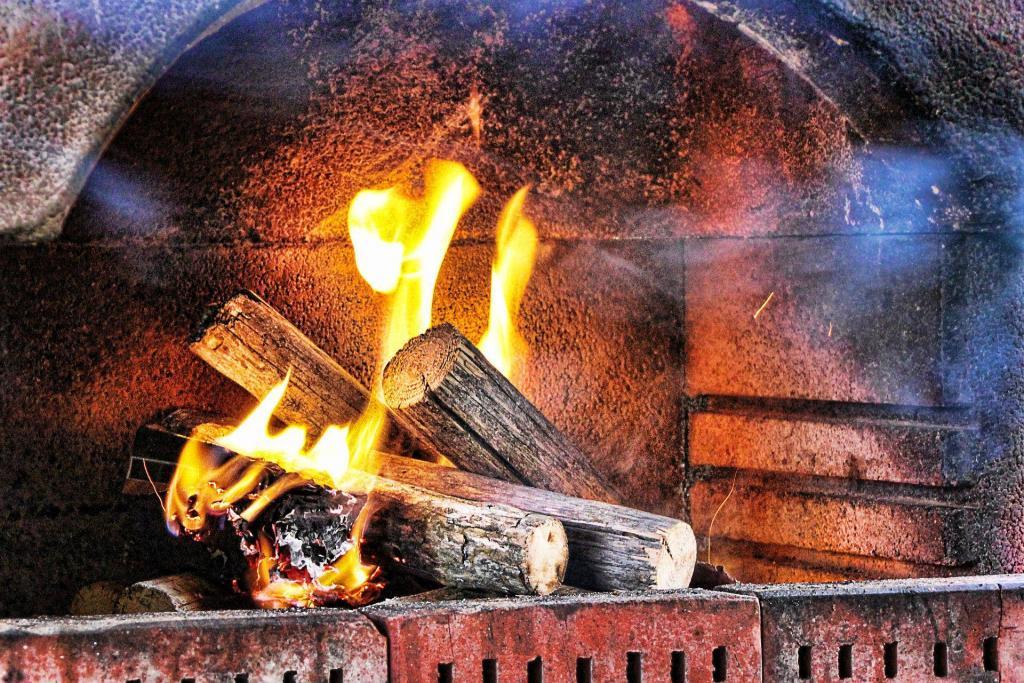 Kamingespräch: Feuer Kamin Holzscheite Flammen Brennen Wärme